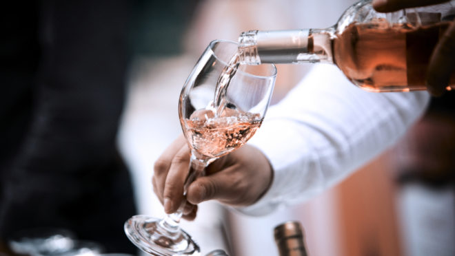 5 Ideias de Títulos:
1. Guia Completo: Como Harmonizar Vinhos com Qualquer Prato
2. Harmonização de Vinhos: Desvendando os Segredos para uma Experiência Gastronômica
3. Vinhos e Comidas: Um Guia Prático para Iniciantes
4. Harmonização por Contraste vs. Afinidade: Qual a Melhor Escolha?
5. Descubra o Vinho Perfeito para Cada Tipo de Sobremesa