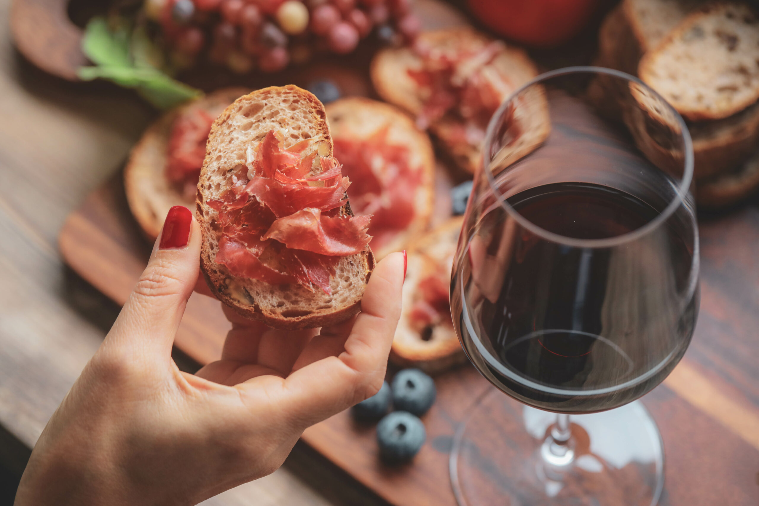 5 Ideias de Títulos:
1. Guia Completo: Como Harmonizar Vinhos com Qualquer Prato
2. Harmonização de Vinhos: Desvendando os Segredos para uma Experiência Gastronômica
3. Vinhos e Comidas: Um Guia Prático para Iniciantes
4. Harmonização por Contraste vs. Afinidade: Qual a Melhor Escolha?
5. Descubra o Vinho Perfeito para Cada Tipo de Sobremesa
