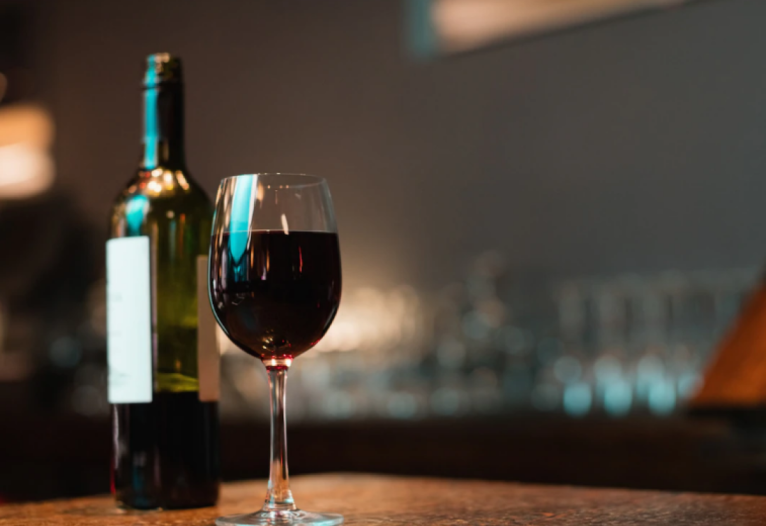 5 Ideias de Títulos:
1. Guia Completo: Como Harmonizar Vinhos com Qualquer Prato
2. Harmonização de Vinhos: Desvendando os Segredos para uma Experiência Gastronômica
3. Vinhos e Comidas: Um Guia Prático para Iniciantes
4. Harmonização por Contraste vs. Afinidade: Qual a Melhor Escolha?
5. Descubra o Vinho Perfeito para Cada Tipo de Sobremesa