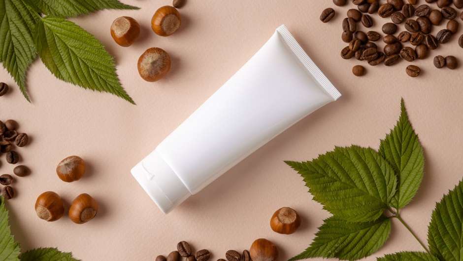 Café no Cabelo: Mitos e Verdades sobre o Crescimento Capilar; Receitas Extras: Hidratação de Café para Cabelos Secos e Danificados; Guia Completo: Como Fazer a Hidratação de Café Perfeita em Casa; Cafeína e Cabelo: Entenda a Ciência por Trás dos Benefícios; Hidratação de Café para Cachos: Definição e Frizz Controlado