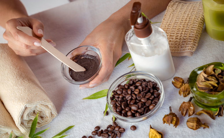 Café no Cabelo: Mitos e Verdades sobre o Crescimento Capilar; Receitas Extras: Hidratação de Café para Cabelos Secos e Danificados; Guia Completo: Como Fazer a Hidratação de Café Perfeita em Casa; Cafeína e Cabelo: Entenda a Ciência por Trás dos Benefícios; Hidratação de Café para Cachos: Definição e Frizz Controlado