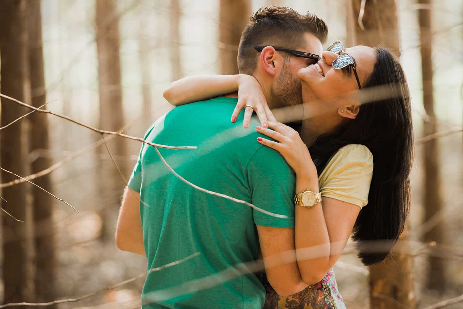 Guia completo de poses espontâneas para casais