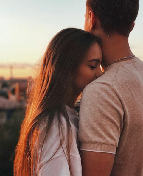 Guia completo de poses espontâneas para casais