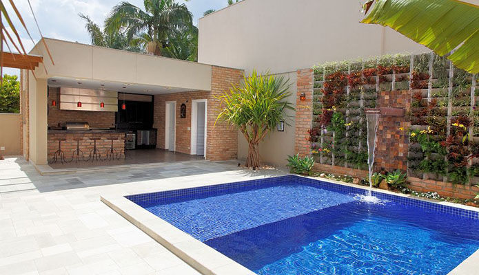 quintal pequeno com piscina e churrasqueira