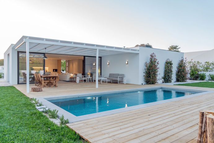 iluminação de quintal com piscina e churrasqueira