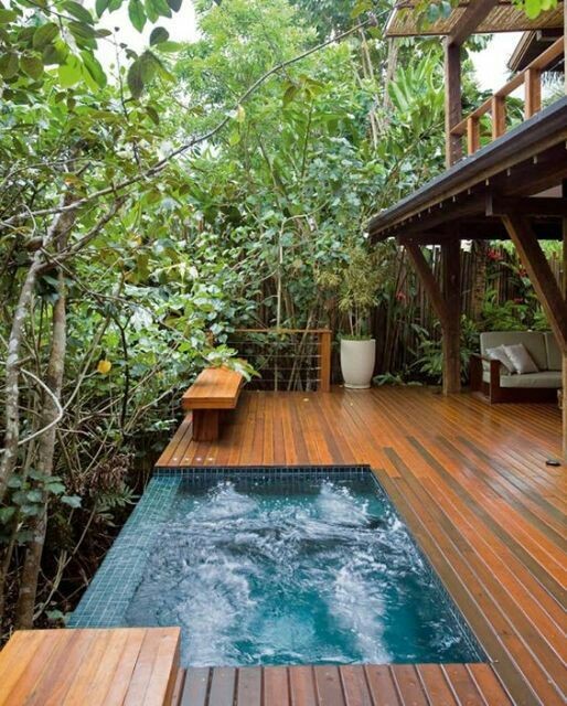 quintal pequeno com piscina e churrasqueira