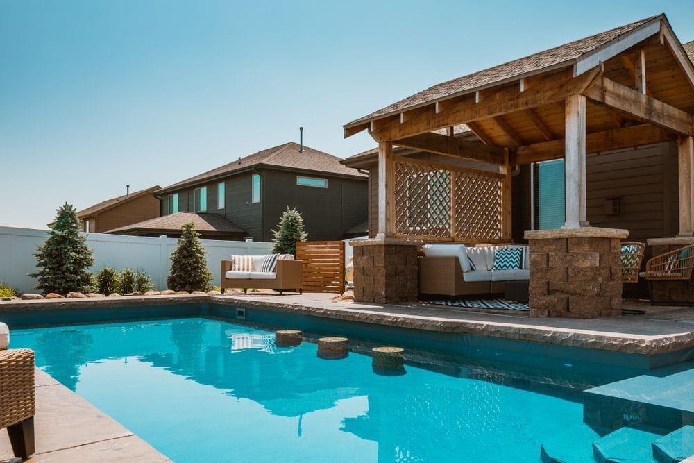 como fazer um quintal com piscina e churrasqueira