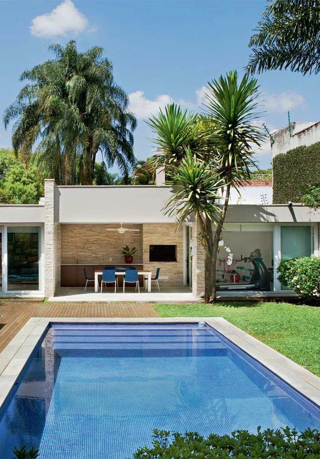 projeto de quintal com piscina e churrasqueira