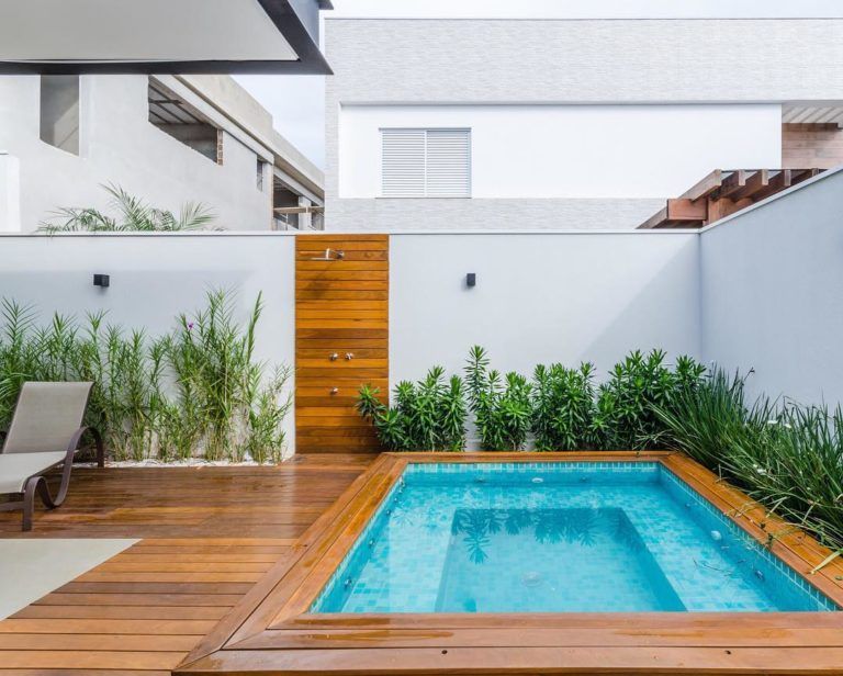 projeto de quintal com piscina e churrasqueira