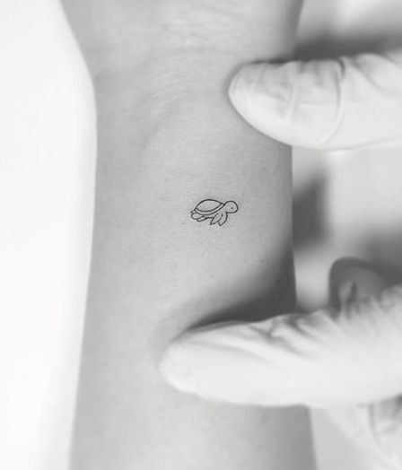 tatuagem minimalista dedo