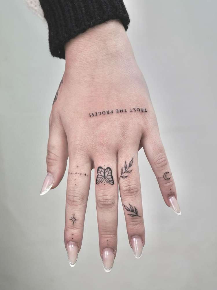 tatuagem minimalista lua