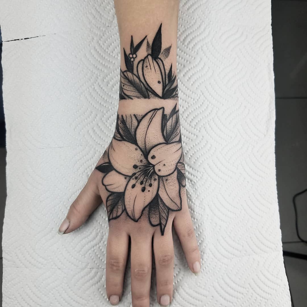 ideias tatuagem flor na mao feminina delicada