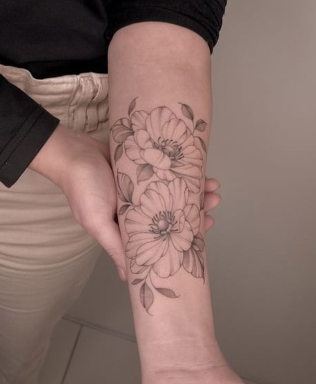 tatuagem flor na mao minimalista ou realista