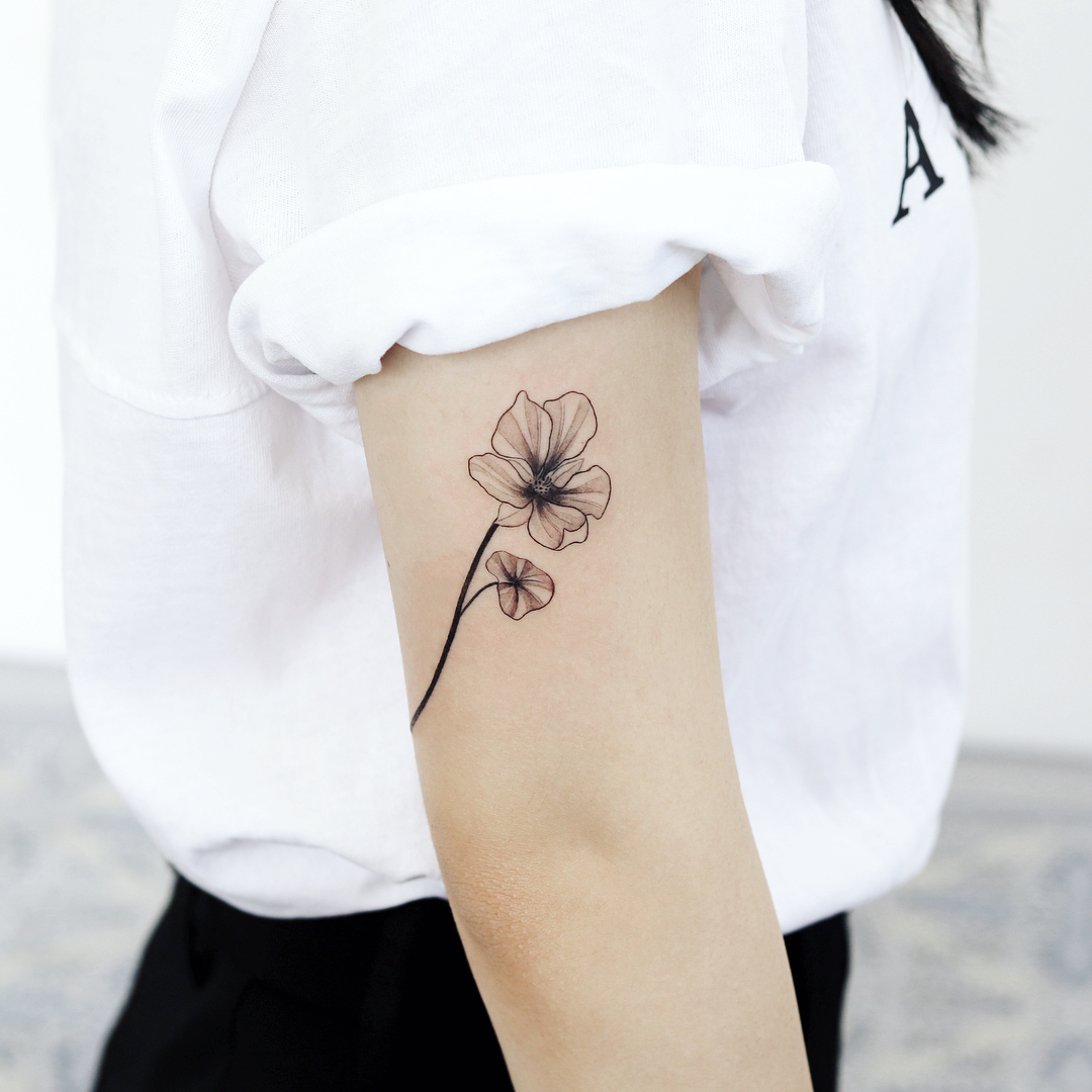 ideias de tatuagem flor na mão feminina