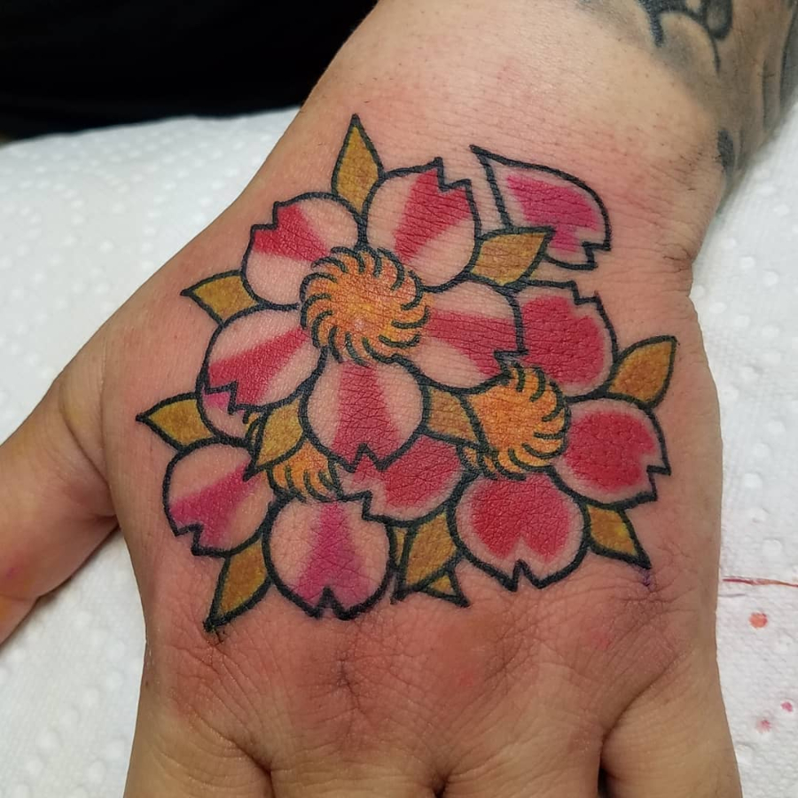 ideias tatuagem flor na mao feminina delicada