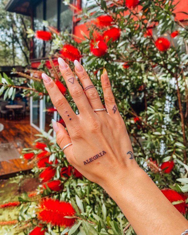 ideias de tatuagem flor na mão feminina
