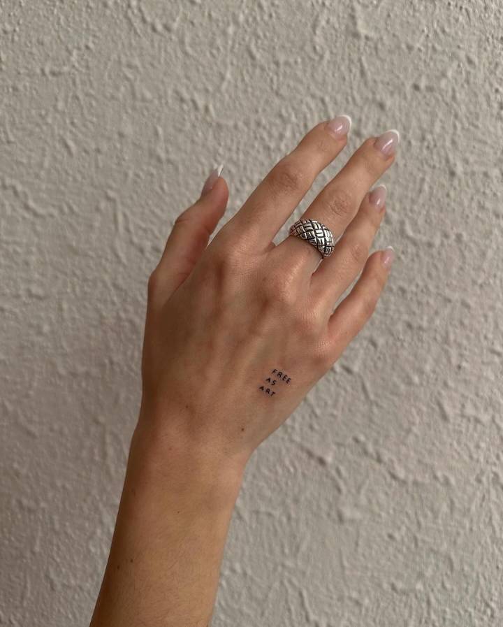 erros comuns tatuagem flor na mao