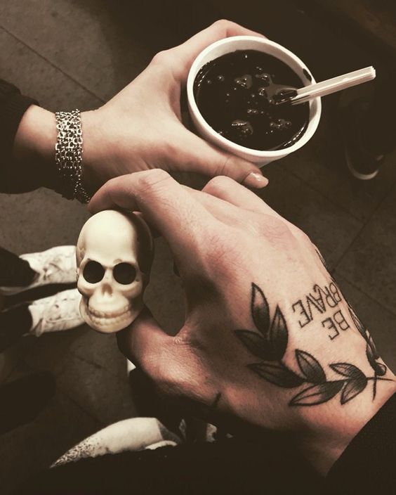 ideias de tatuagem na mão para mulheres