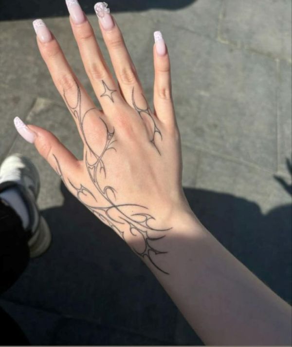 ideias de tatuagem na mão para mulheres