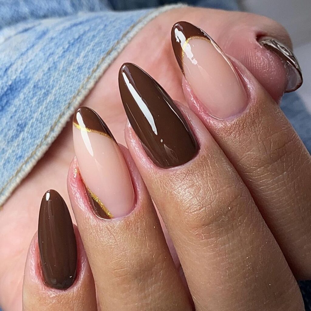 unha marrom com dourado