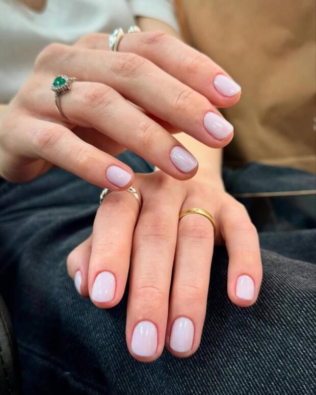 unhas curtas com detalhe discreto