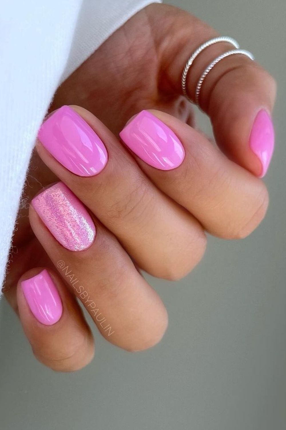 unhas curtas com acabamento cromado