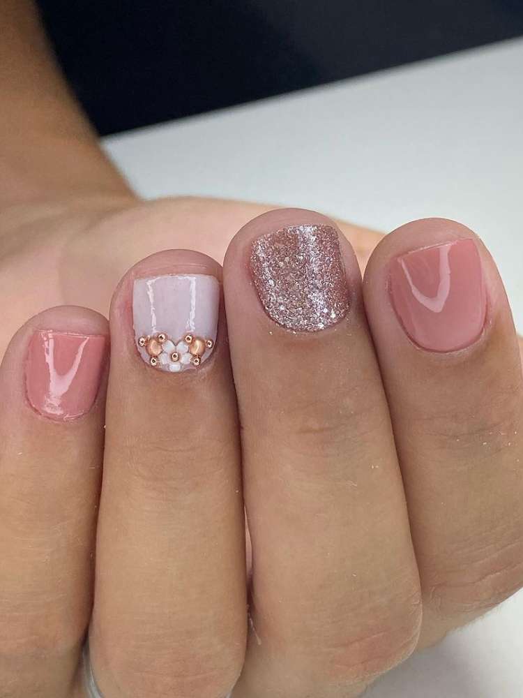 unhas curtas com esmalte pêssego