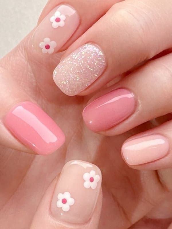 unhas curtas com esmalte nude