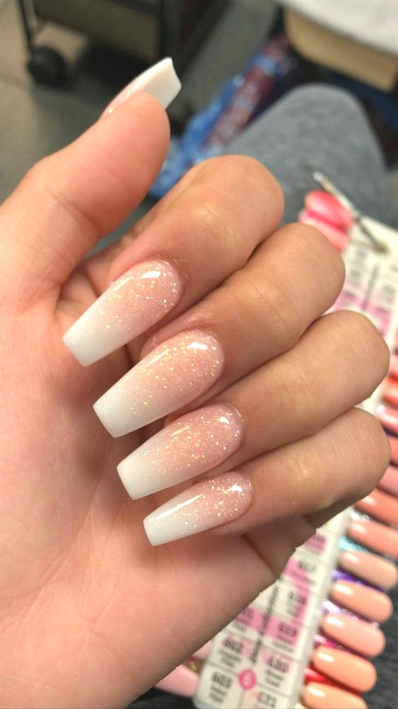 Unhas em gel com tons nudes clássicos