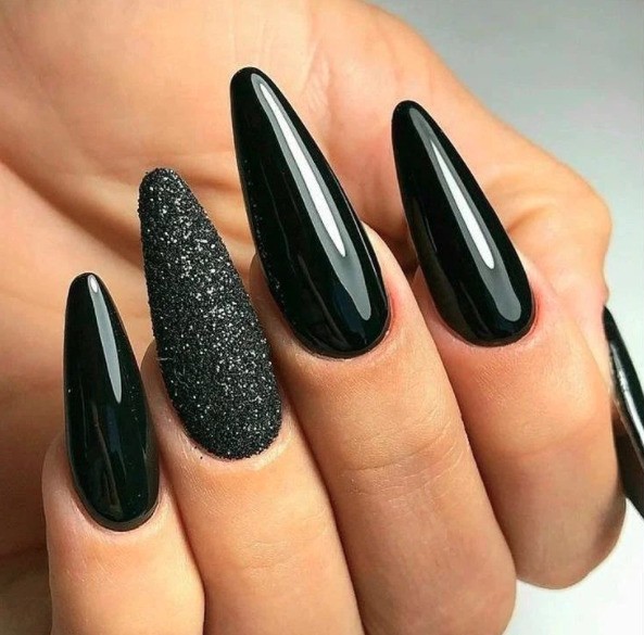 ideias criativas unhas gel preta com glitter