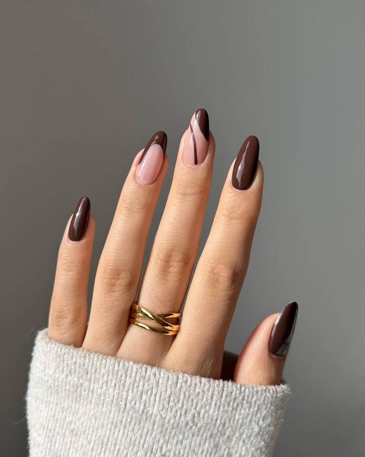 unhas curtas marrom escuro micro francesinha