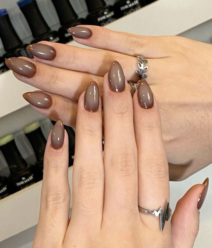 ideias de unhas marrom escuro elegantes