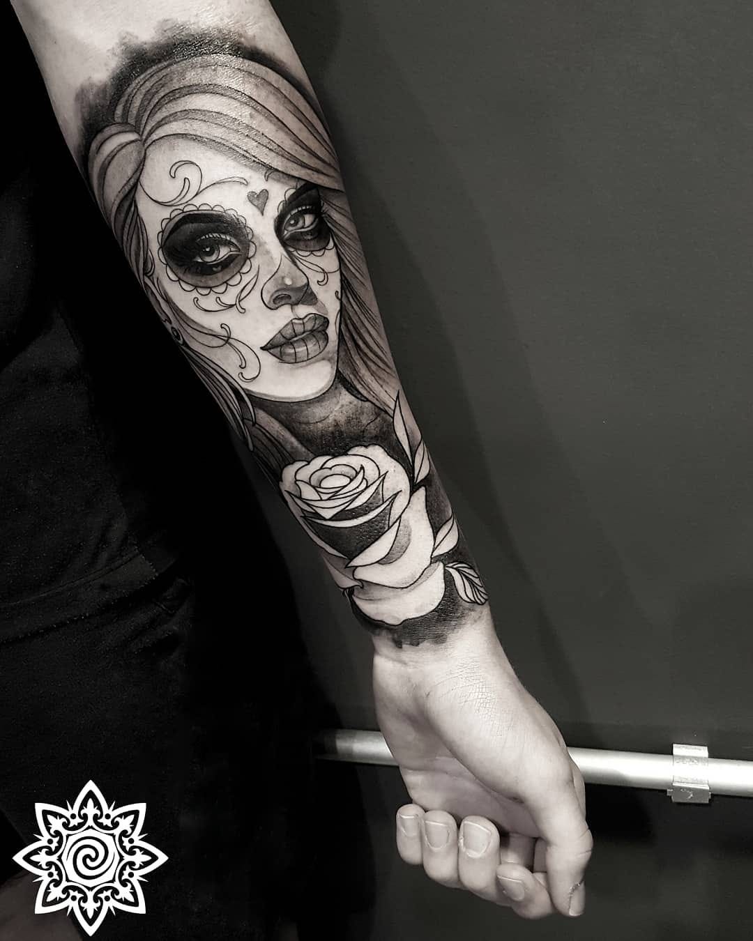 quanto custa tatuagem catrina feminina com flores