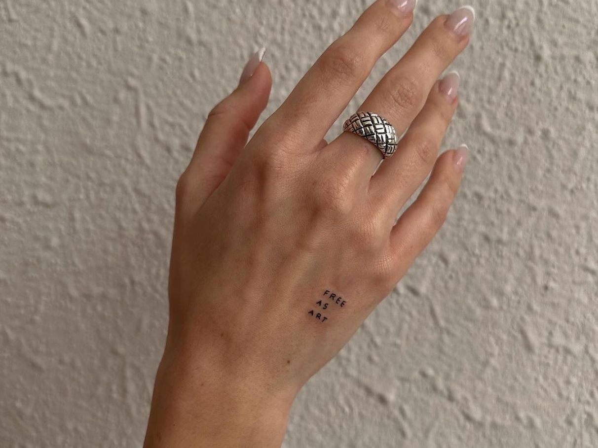 tatuagem fineline ou traço grosso braço