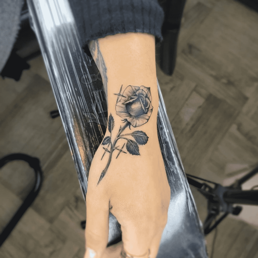 quanto custa tatuar a mao pequena delicada