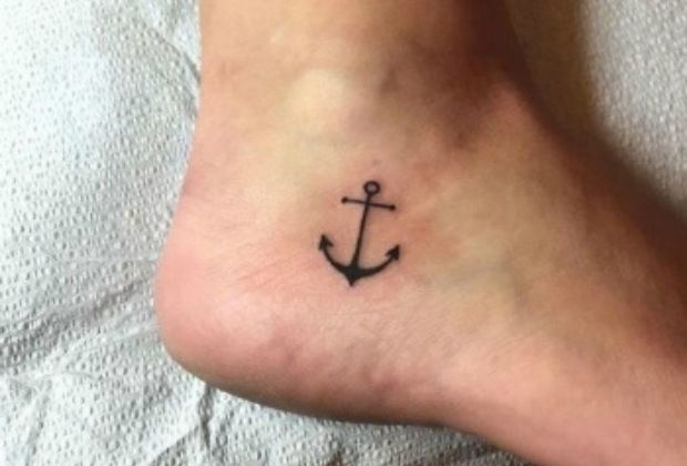 tatuagem fine line ou aquarela perna feminina