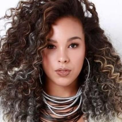 O impacto de Júlia Olliver na representatividade do cabelo cacheado