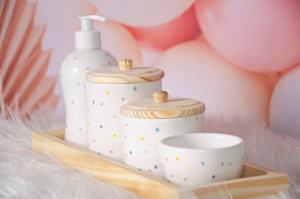 Kit higiene bebê porcelana com detalhes em dourado/prateado