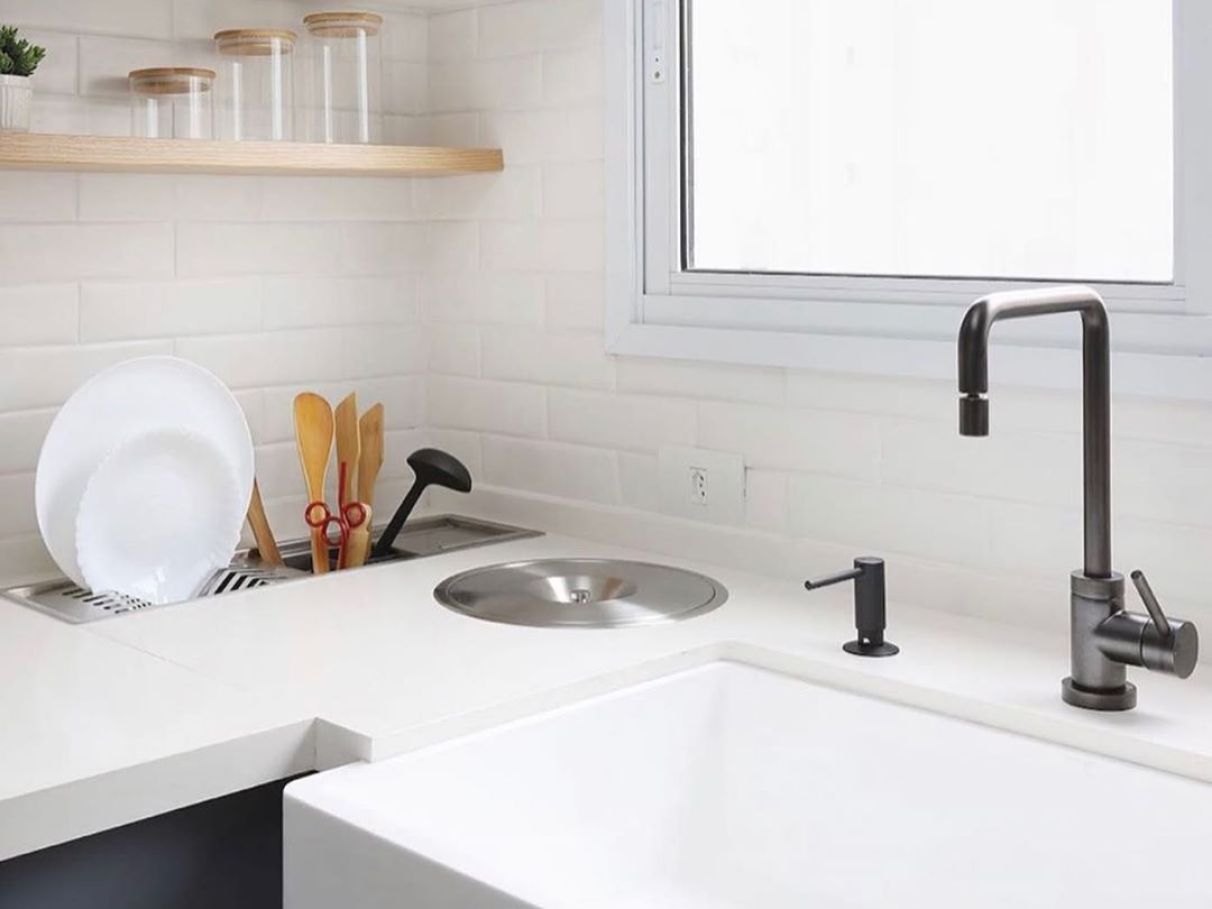 Lixeira de Bancada vs. Lixeira de Armário: Qual a Melhor Opção?