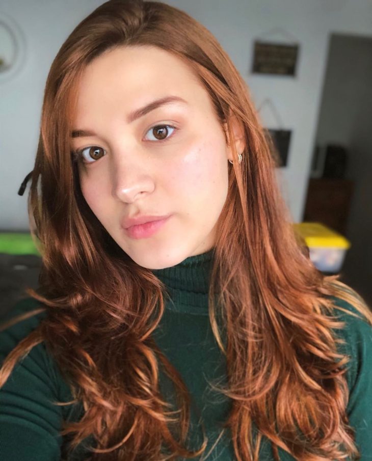 Loiro escuro acobreado em casa: passo a passo e produtos recomendados