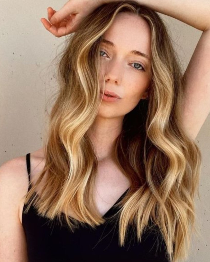 Loiro Mel: A Cor Perfeita para Rejuvenescer e Realçar sua Pele