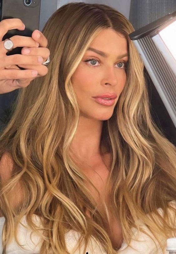 Loiro Mel: A Cor Perfeita para Rejuvenescer e Realçar sua Pele