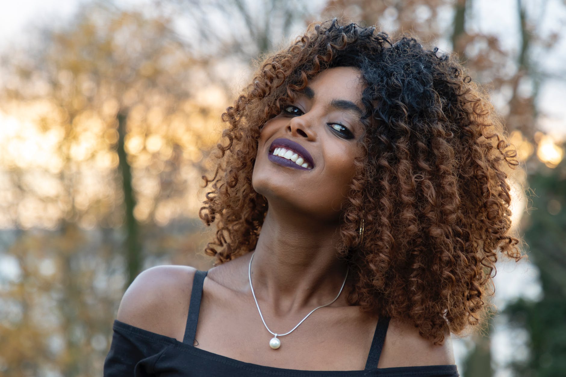 loiro mel dourado em cabelo cacheado