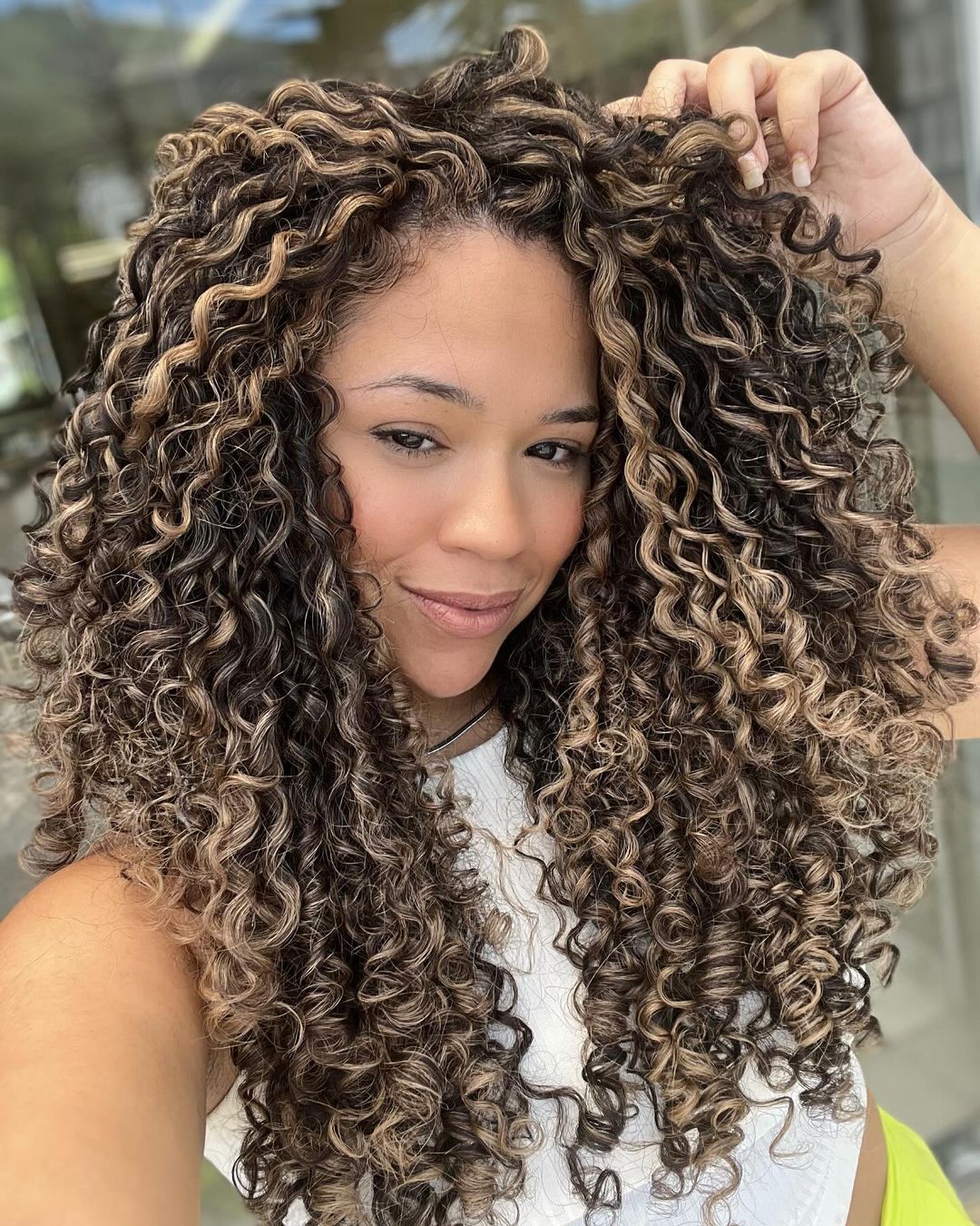 transformação cabelo cacheado loiro mel