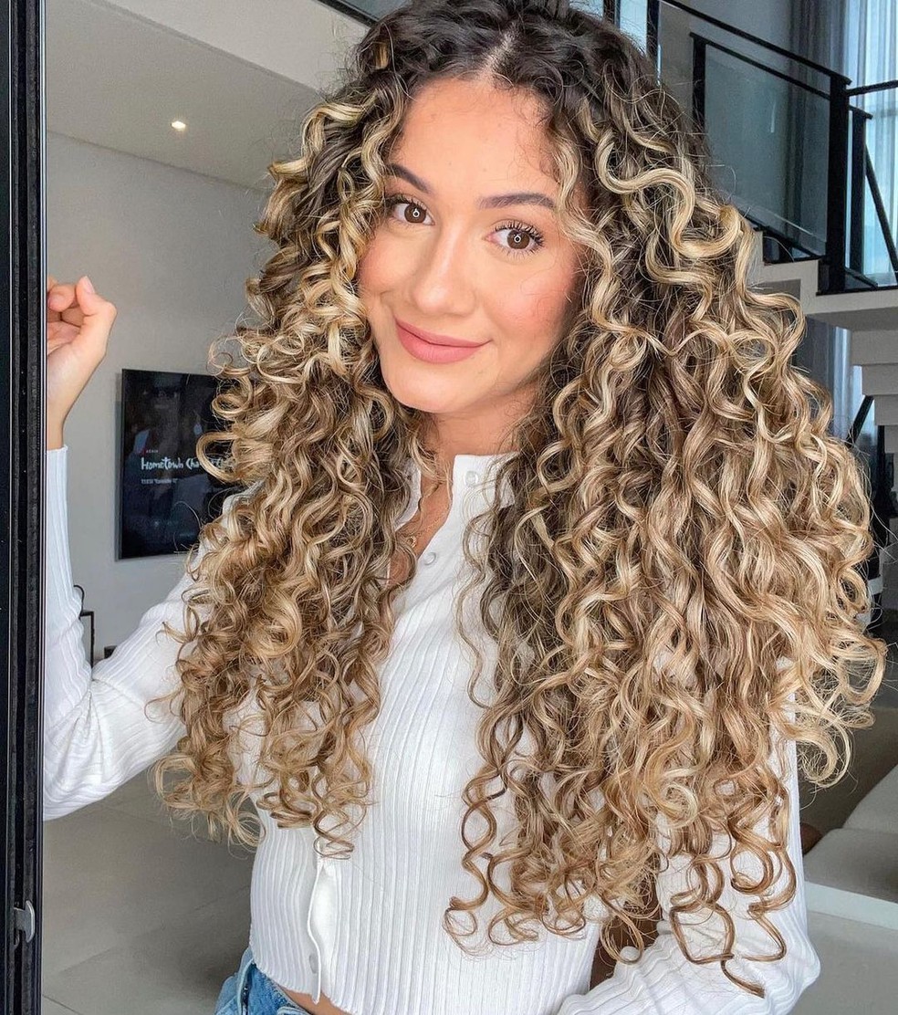 mechas mel dourado cacheado