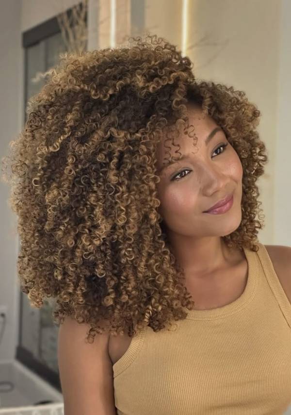 loiro mel dourado em cabelo cacheado