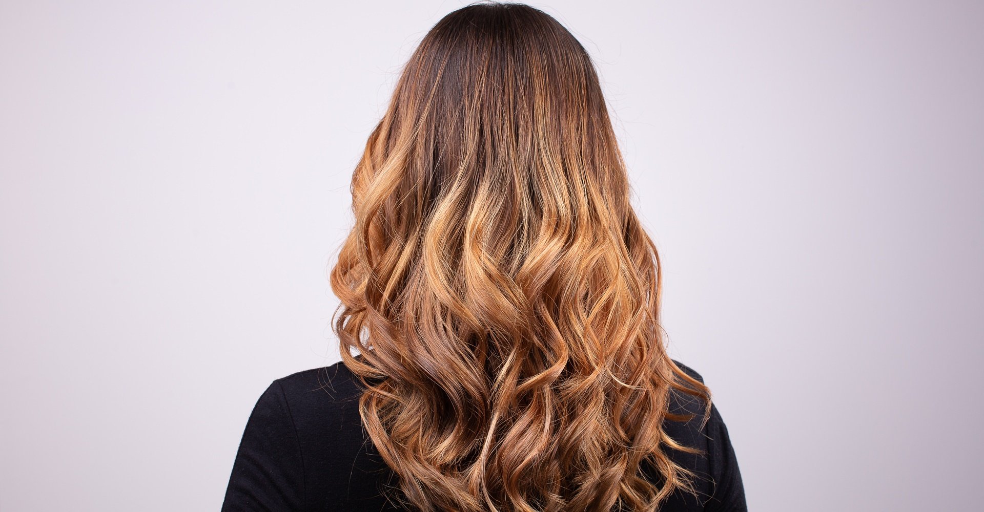 mechas mel dourado cacheado