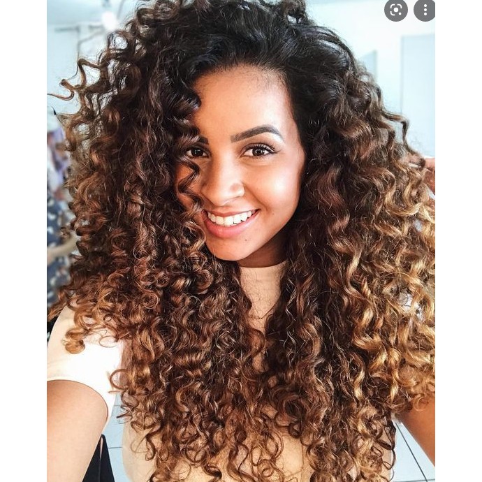 morena iluminada com loiro mel cacheado