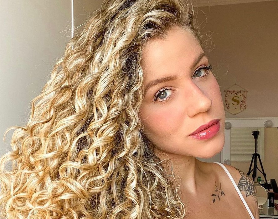 cabelo cacheado com reflexos dourados mel
