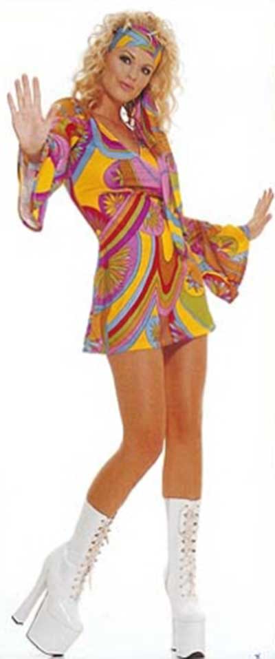 maquiagem anos 70 para festa com delineado gatinho